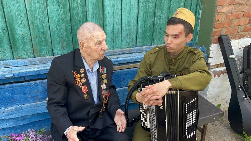 Астраханские артисты устроили домашний концерт для ветерана ВОВ