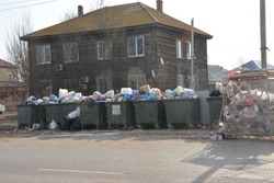 В Астрахани с улицы Безжонова за неделю вывезли почти 27 тонн мусора
