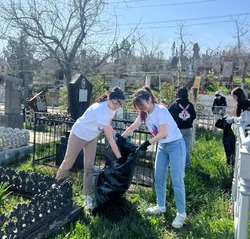 Астраханцы объединились для уборки могил ветеранов