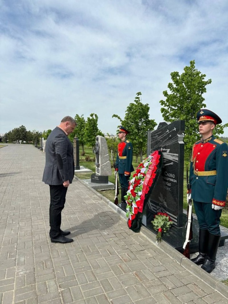 Глава Астраханской области возложил цветы на Мамаевом кургане