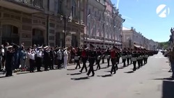 В Астрахани под окнами военного госпиталя провели торжественный марш