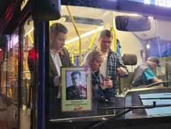 Астраханские автобусы украсили портретами героев ко Дню Победы